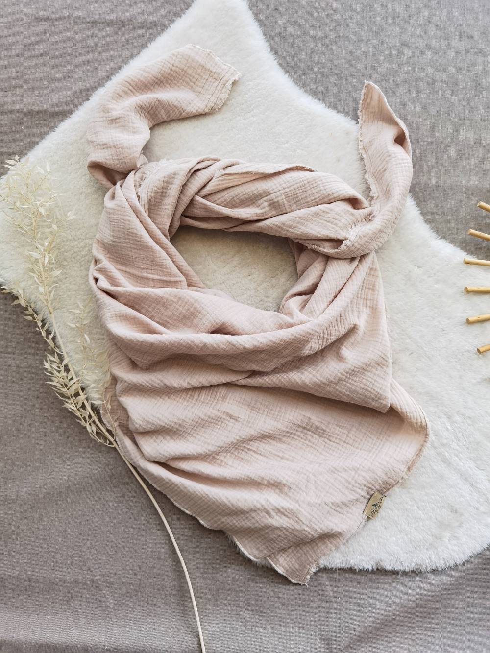 Selectionkreativ - Musselintuch hellbeige angenehm weich auf der babyhaut
