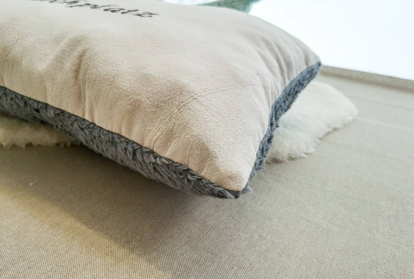 Selectionkreativ - Kuschelkissen mit Teddyplüschstoff in dunkelgrau