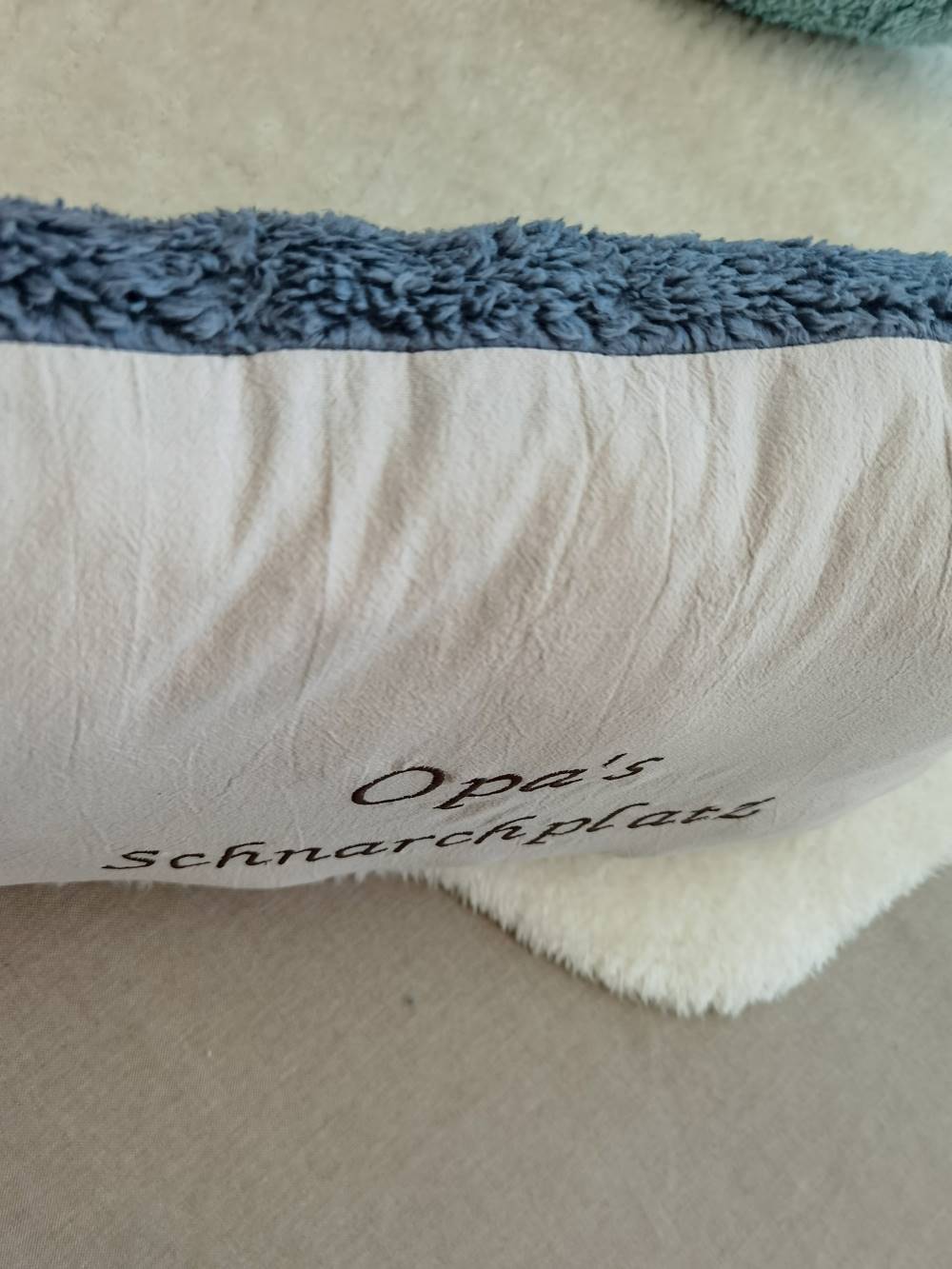 Selectionkreativ - seitliche Ansicht mit Schrift, hellgrauem Stoff. Mega kuscheliges Kissen und tolle Dekoration