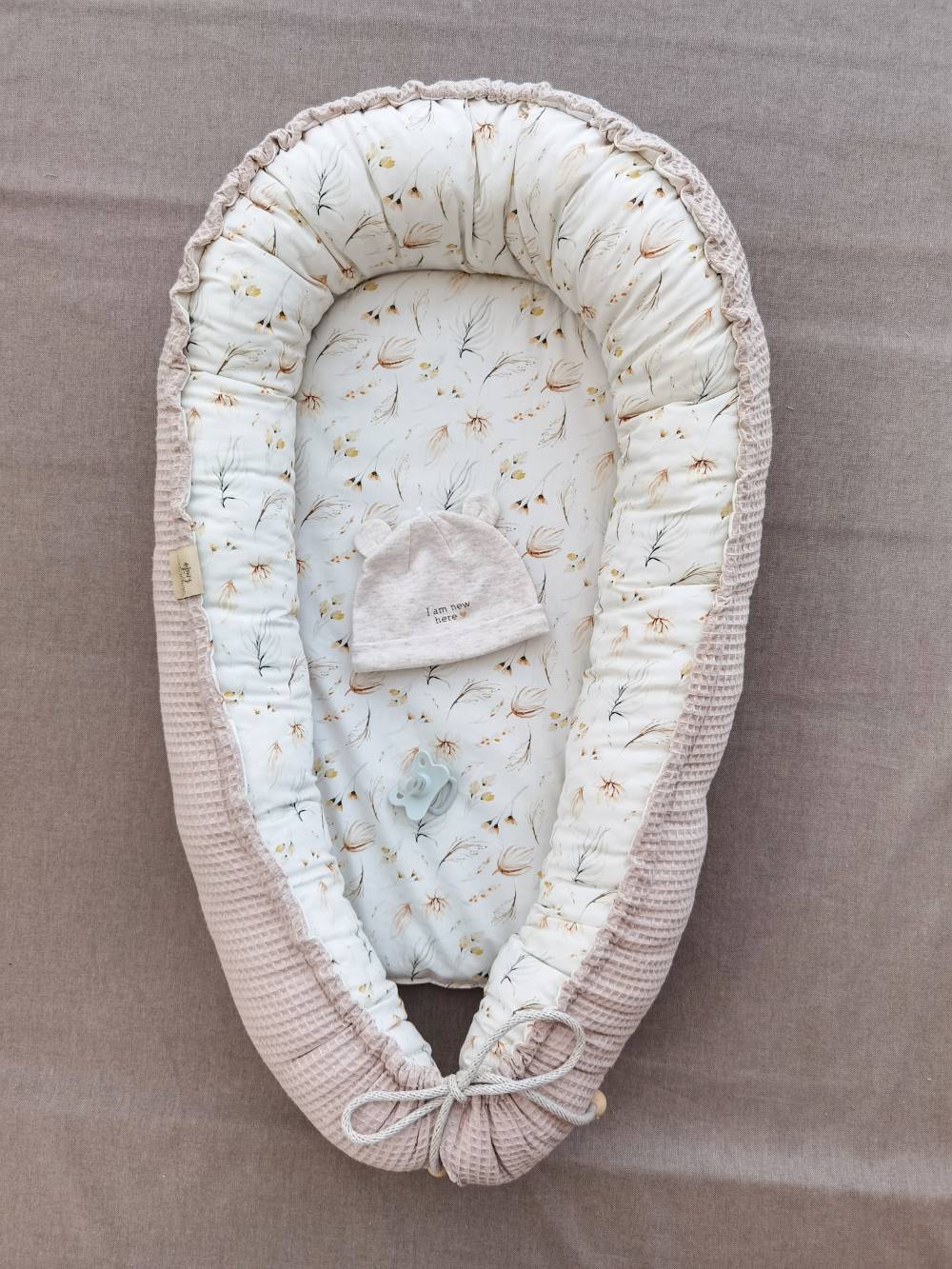 Selectionkreativ - Babynestchen Flora mit Waffelpique hellbeige von Inhaberin Silvia Aigner