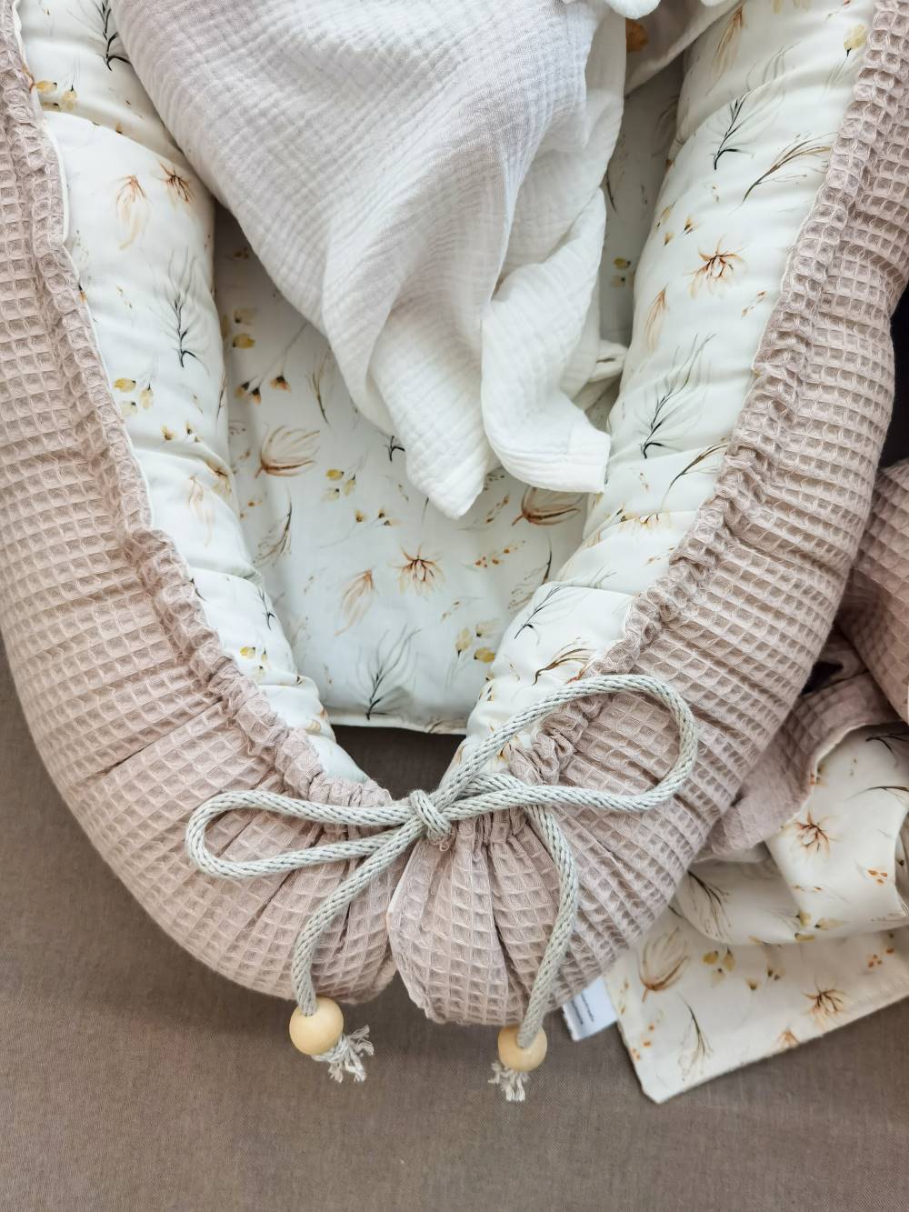 Selectionkreativ - Babynest mir grauer Kordel und Holzperlen