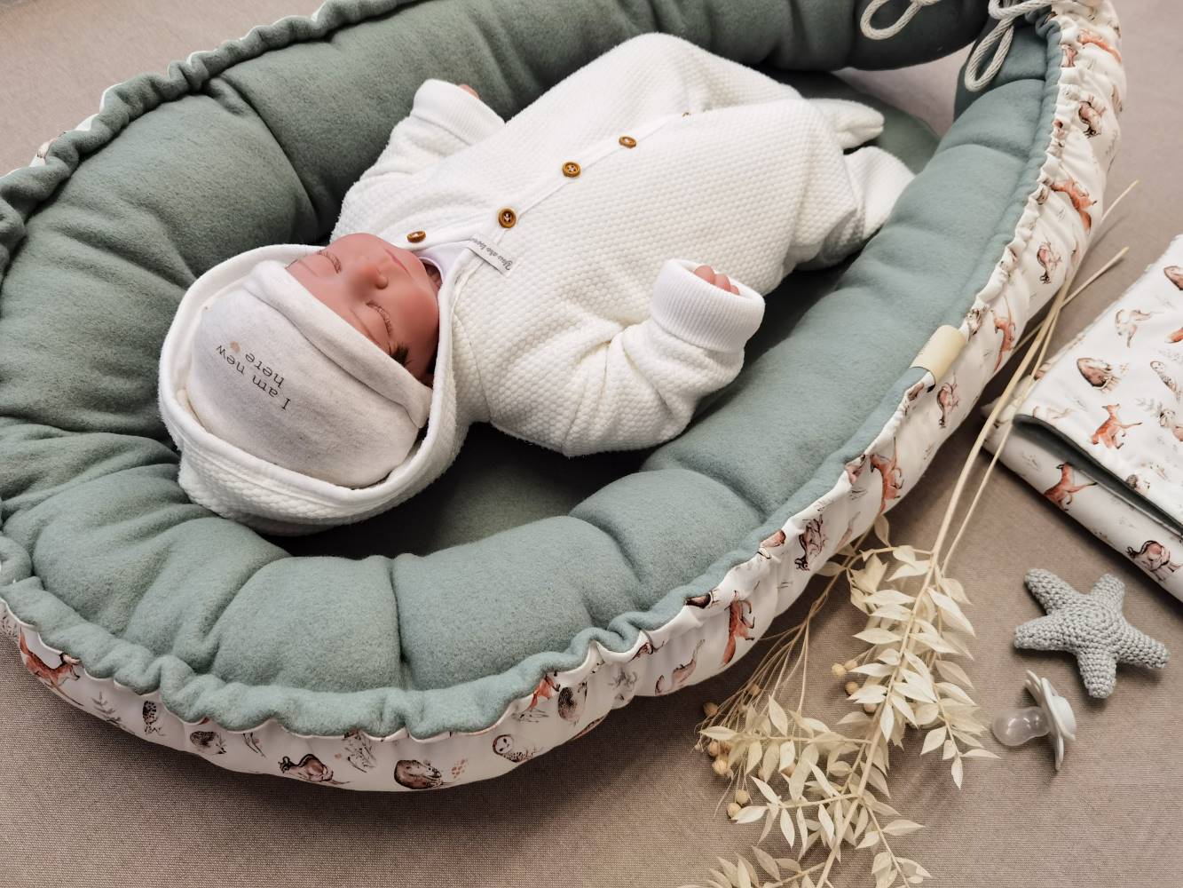 Selectionkreativ - mega kuscheliges Babynest mit Baby am Bild