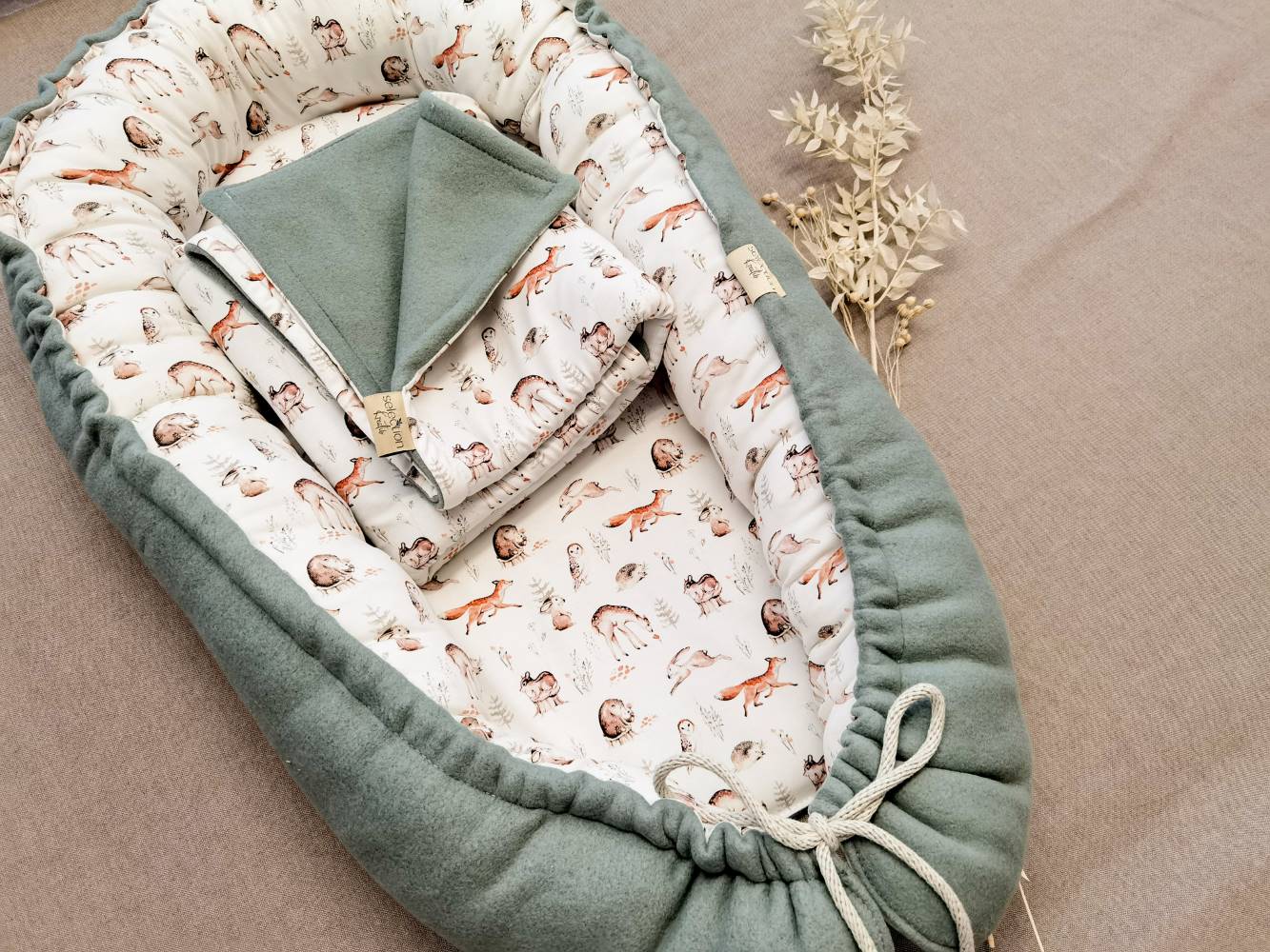 Selectionkreativ - Babynest Waldtiere mit Altgrüner Babydecke