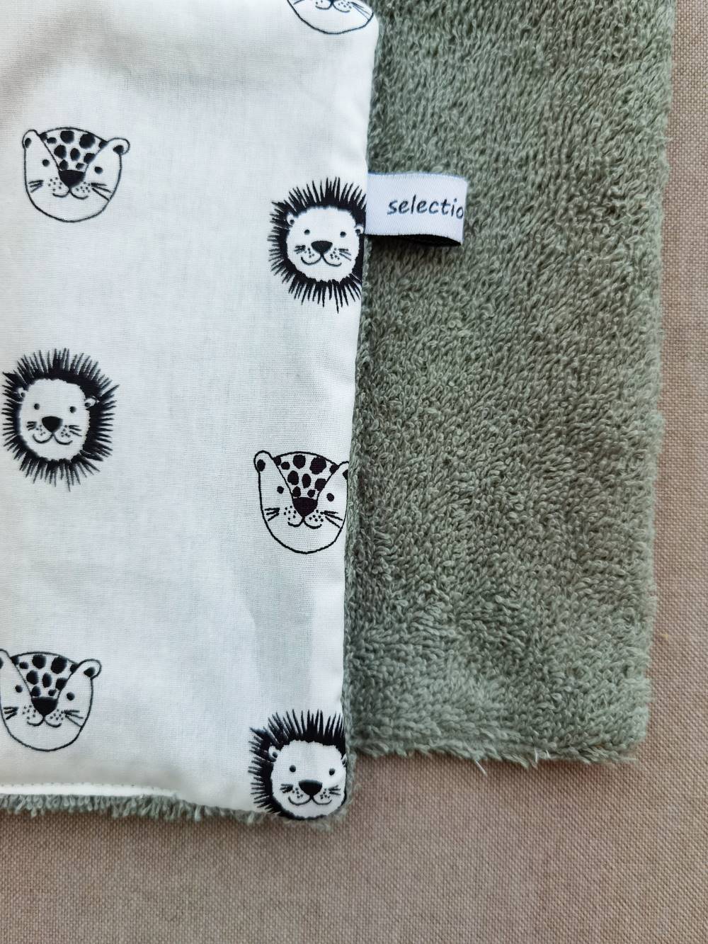 Selectionkreativ - WashPads Löwe mit altgrünem Frottee nahaufnahme kuschelstoff