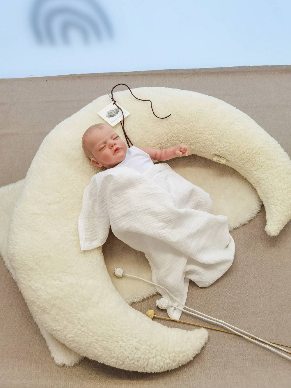 Selectionkreativ - Kuschelmond Ecru mit Baby liegend auf Plüschstoff