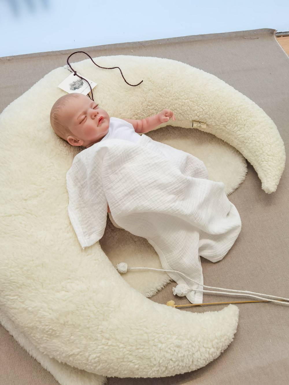 Selectionkreativ - Nahaufnahme mit Baby liegend am Mond