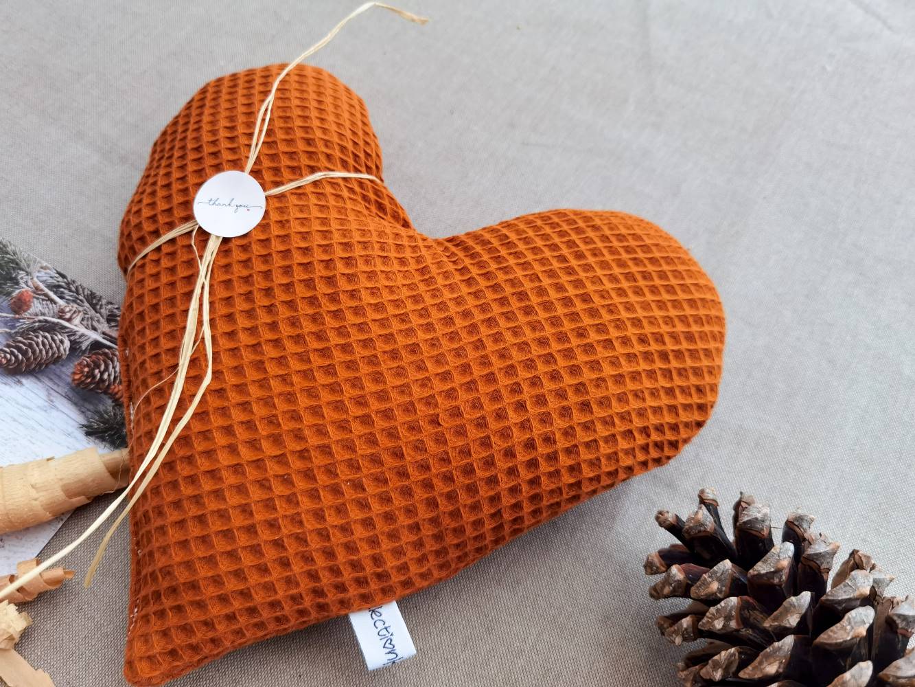 Selectionkreativ - Zirbenherz Nahaufnahme von dem schönen interessanten Waffelstoff