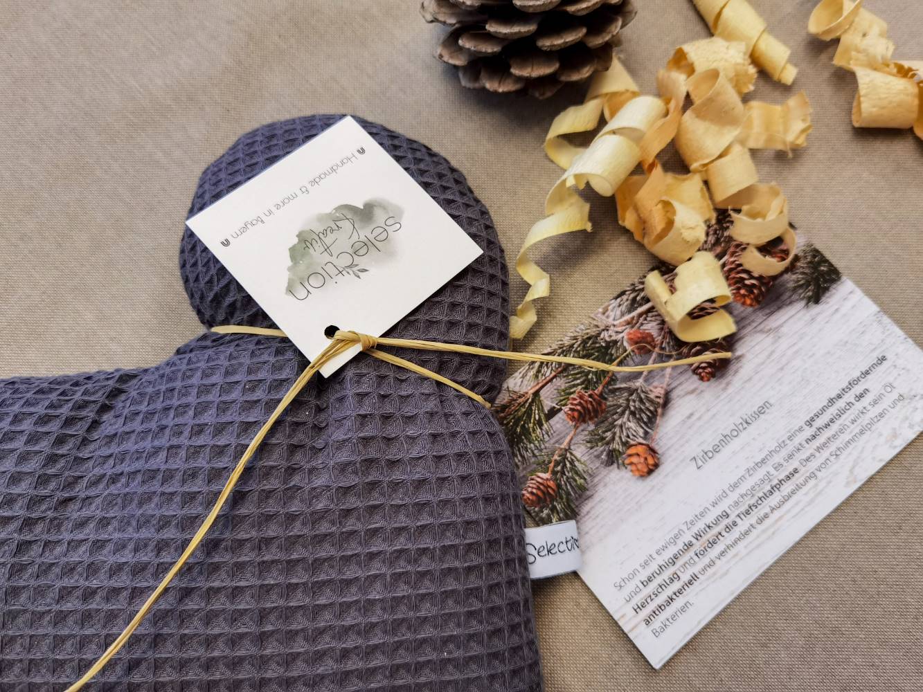 Selectionkreativ - Zirbenherz Nahaufnahme mit Spänen und einer Zirbenholzbeschreibung