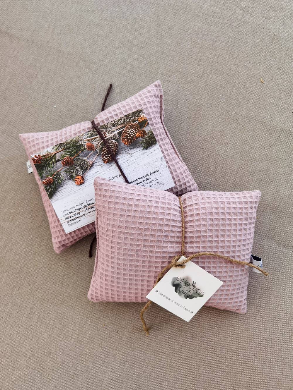 Selectionkreativ - Zirbenkissen in einem zarten Rosa Ton, wunderschön und eine Zirbenbeschreibung liegt jedem Kissen bei