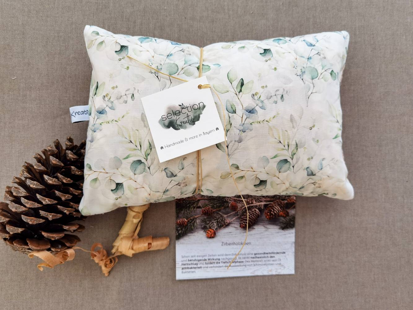 Selectionkreativ - Eukalyptus Strauss Zirbenkissen mit schönem Grünton
