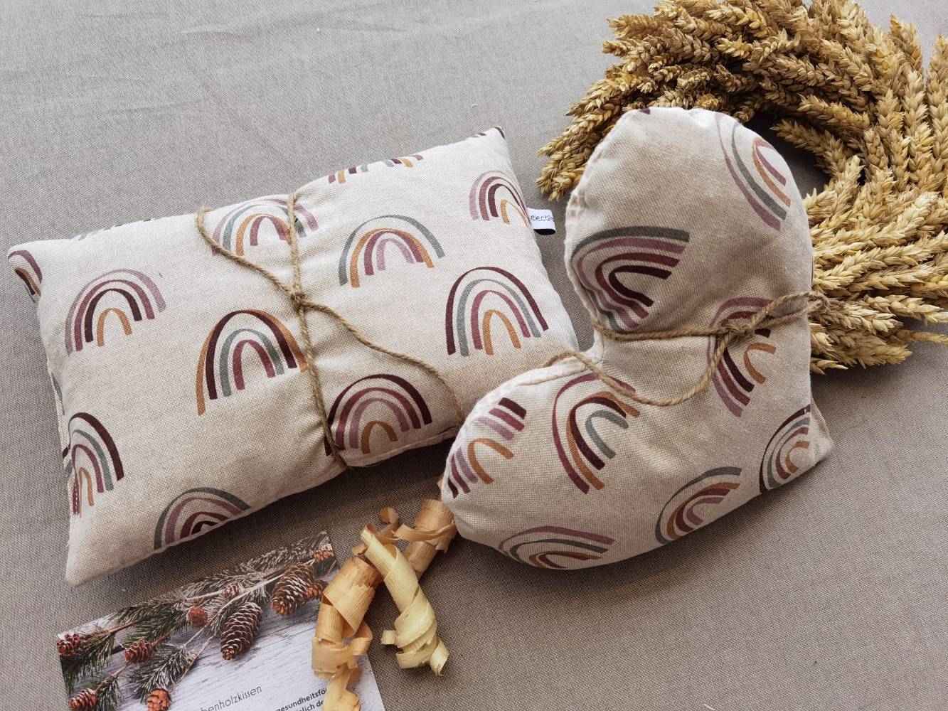 Selectionkreativ - Zirbenherz mit Regenbogen in Beige, Rot und Altmauve - super angenehmer glatter stoff