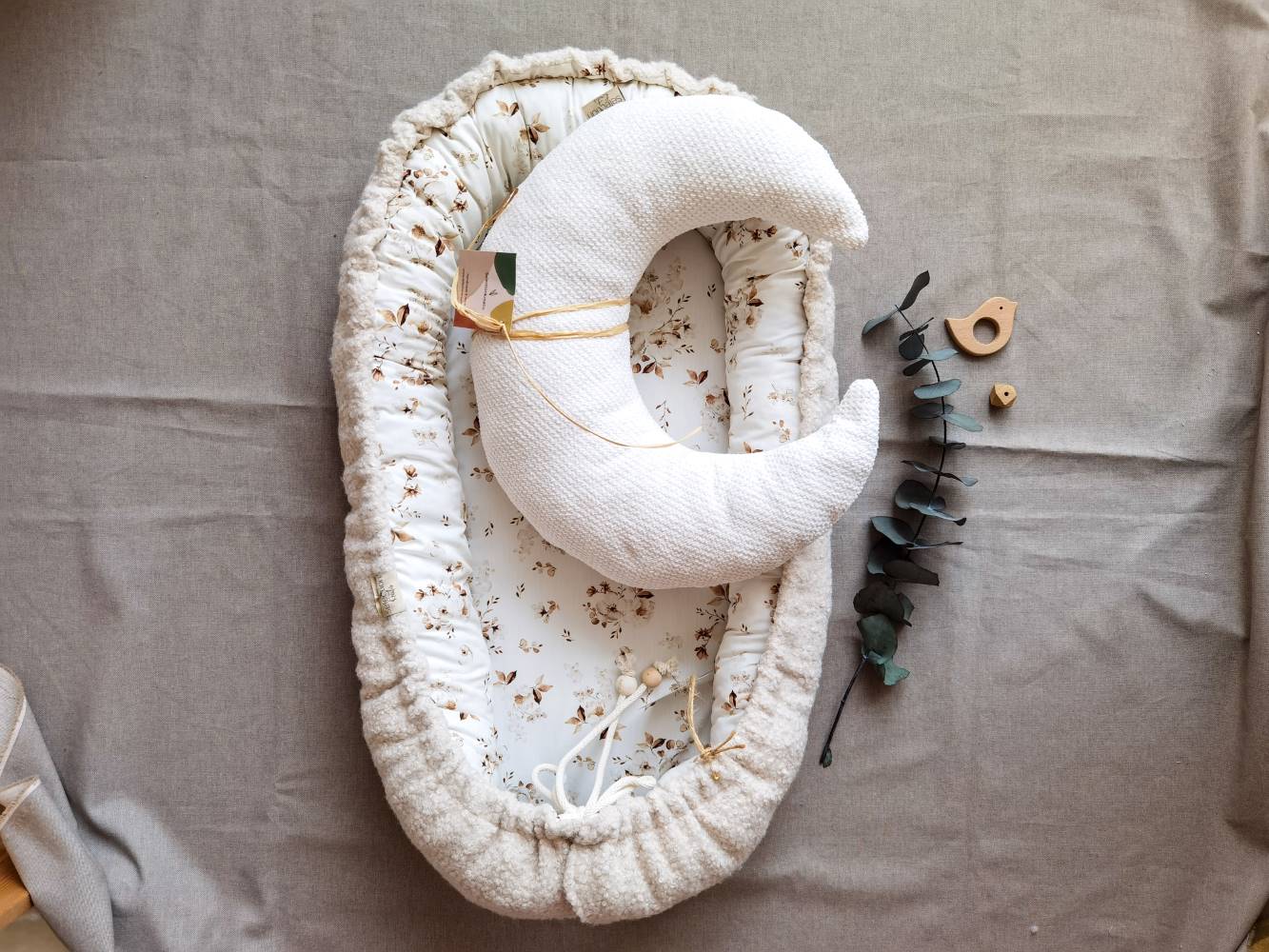 Selectionkreativ Wunderschönes Babynest mit einem Kuschelmond in Waffel Bebe in weiß 