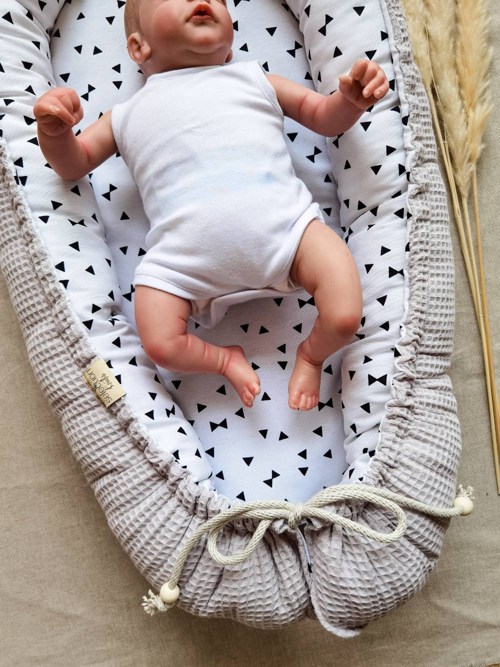 Selectionkreativ - Babynest in einem tollen Grauton mit Baby liegend im Nestchen 