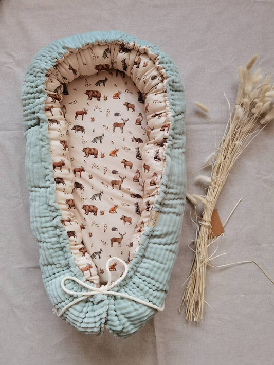 Selectionkreativ - wunderschönes Babynestchen mit Waldtieren und einem kuscheligen Fleecestoff in Grün 