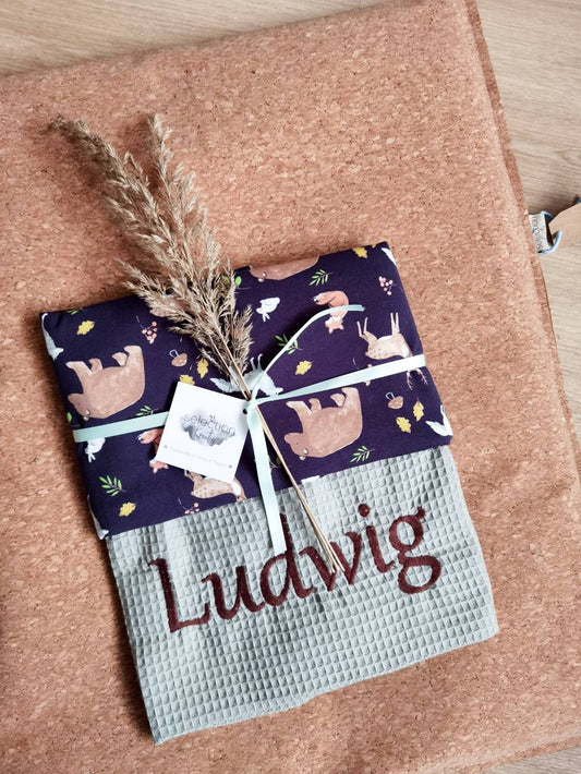 Selectionkreativ - Babydecke mit Wildtieren mit Namen bestickt von dem Baby Geschäft in Ruhmannsfelden 