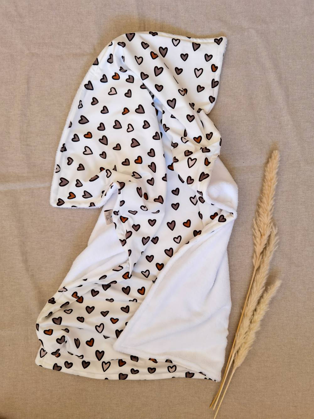 Selectionkreativ - Decke mit Herzen ausgebreitet - total schlicht und warm. Stilvolles Geschenk von dem Babyladen in Ruhmannsfelden