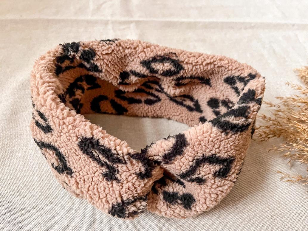 Selectionkreativ Nahaufnahme von dem Kuschel Stirnband in Beige mit Leo Design 
