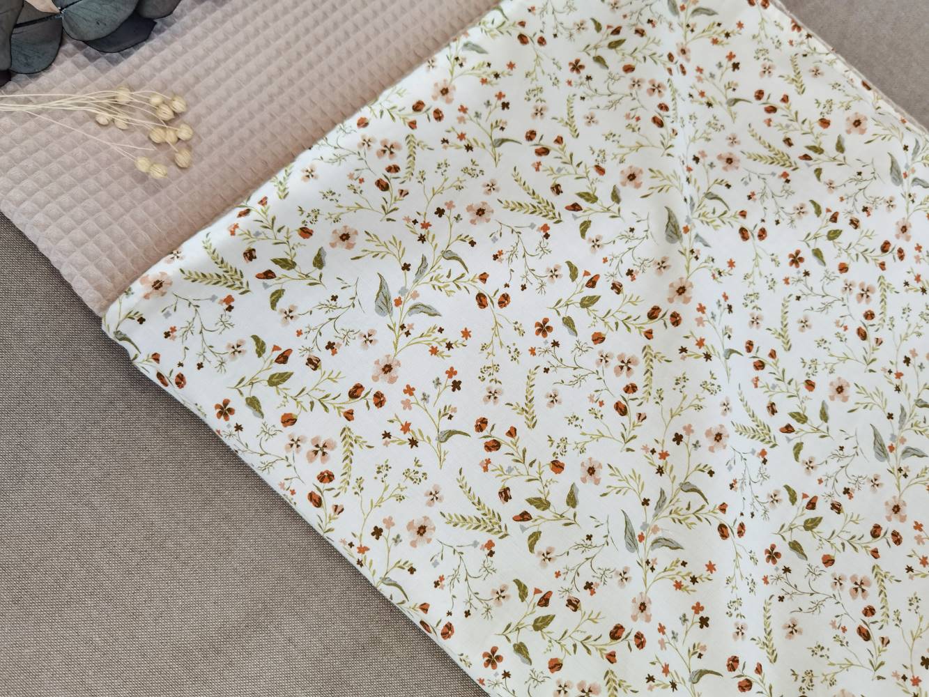 Selectionkreativ Nahaufnahme von dem schönen Blumenstoff in Baumwolle