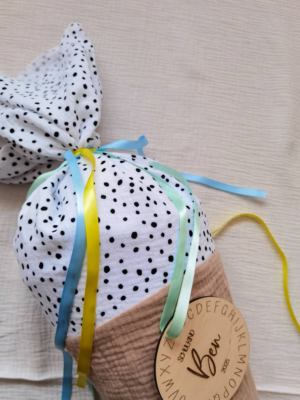 Selectionkreativ_Schultüte Beige Dot´s_Nahaufnahme von oben mit den Pünktchen 