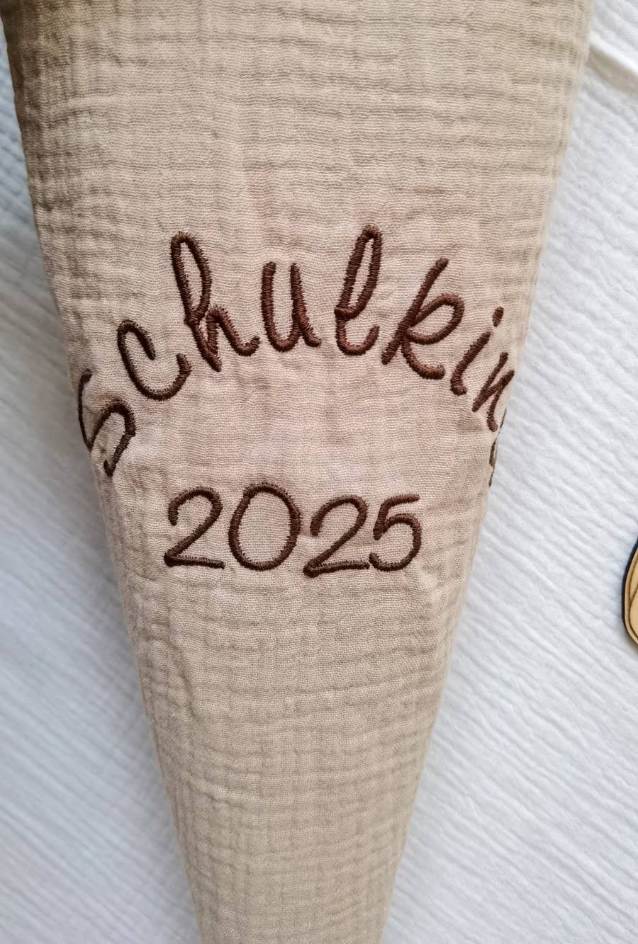Selectionkreativ_Schultüte Beige Dot´s Nahaufnahme von der Personalisierung - Schultüte kann nachher als Kuschelkissen verwendet werden 