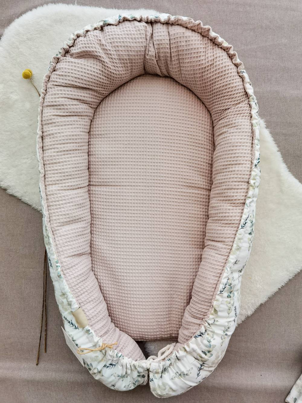 Selectionkreativ - Babynest mit hellbeigen Waffelstoff Hauptbild auf weißem Fell 