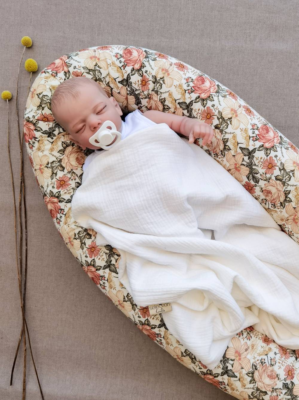 Selectionkreativ - Bettschlange mit Baby im Babycocoon