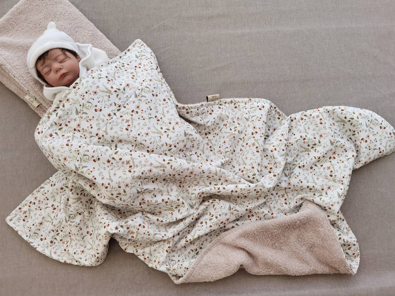 Selectionkreativ - Baby schlafend mit Millefleur Kinderdecke