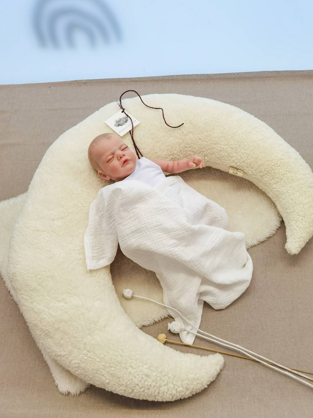 Selectionkreativ - Kuschelmond Ecru mit Baby liegend auf Plüschstoff 